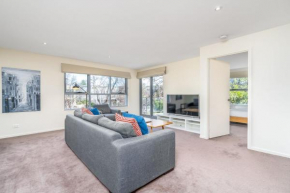 Modern 2BR 2BA Apartment Close to City and ANU